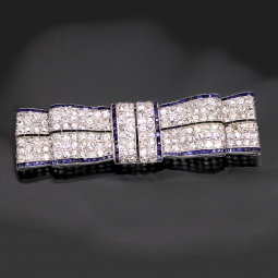 DECO DIAMOND AND BLUE SAPPHIRE PLATINUM RIBBON BROOCH | 10.8 CTS TW OF DIAMONDS